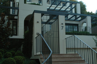 シドニーにあるトランジショナルスタイルのおしゃれな家の外観 (コンクリートサイディング) の写真