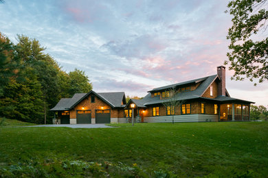 Modelo de fachada marrón de estilo de casa de campo de tamaño medio de dos plantas con revestimientos combinados y tejado de un solo tendido