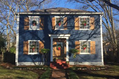Große, Zweistöckige Shabby-Look Holzfassade Haus mit blauer Fassadenfarbe und Satteldach in Nashville