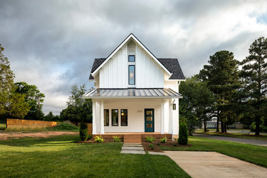 Свежая идея для дизайна: двухэтажный, белый частный загородный дом среднего размера в стиле кантри с облицовкой из ЦСП, двускатной крышей и металлической крышей - отличное фото интерьера