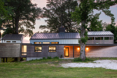 Kleines, Einstöckiges Modernes Einfamilienhaus mit Mix-Fassade, Flachdach und Misch-Dachdeckung in Sonstige