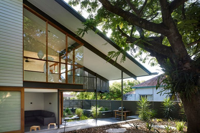 Modern exterior home idea in Brisbane