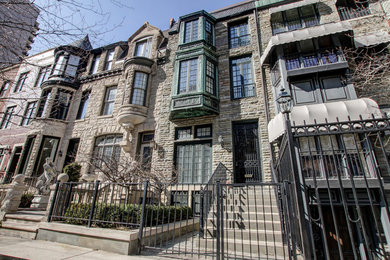 Idée de décoration pour une façade de maison beige tradition en pierre à deux étages et plus.