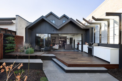 Mittelgroßes, Zweistöckiges Modernes Einfamilienhaus mit Metallfassade, schwarzer Fassadenfarbe, Satteldach und Blechdach in Melbourne