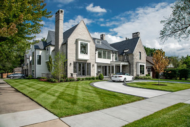 Diseño de fachada de casa gris clásica renovada grande de dos plantas con revestimientos combinados, tejado a dos aguas y tejado de teja de madera