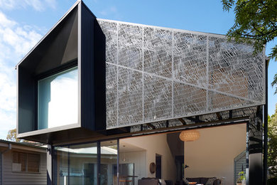 Inspiration för mellanstora moderna grå hus i flera nivåer, med metallfasad, sadeltak och tak i metall