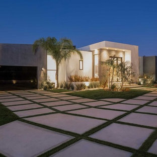 Diseño de fachada de casa gris, actual, grande, de dos plantas, con revestimiento de hormigón, tejado plano y techo verde