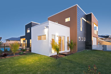 Immagine della villa grande multicolore contemporanea a due piani con tetto piano e copertura in metallo o lamiera