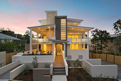 Geräumiges, Dreistöckiges Modernes Haus mit Betonfassade, weißer Fassadenfarbe und Flachdach in Brisbane