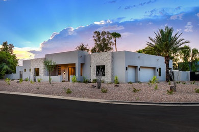 フェニックスにある高級な中くらいなコンテンポラリースタイルのおしゃれな家の外観 (混合材サイディング) の写真