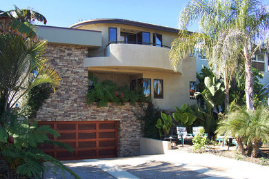 Photo of a contemporary two floor house exterior in San Diego.