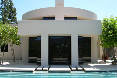 Photo of a large and white contemporary two floor render house exterior in Los Angeles with a flat roof.