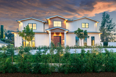 Diseño de fachada de casa multicolor tradicional renovada grande de dos plantas con revestimientos combinados, tejado a dos aguas y tejado de teja de madera