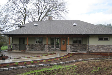 Foto de fachada de casa verde de estilo americano de tamaño medio de una planta con revestimientos combinados, tejado a la holandesa y tejado de teja de madera