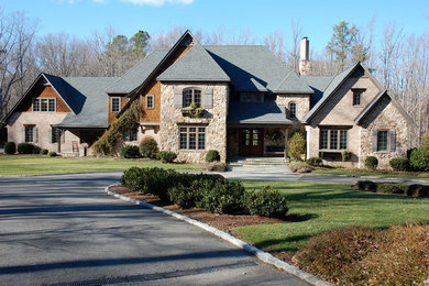 Foto de fachada de casa beige de estilo americano de tamaño medio de dos plantas con revestimientos combinados, tejado a dos aguas y tejado de teja de madera
