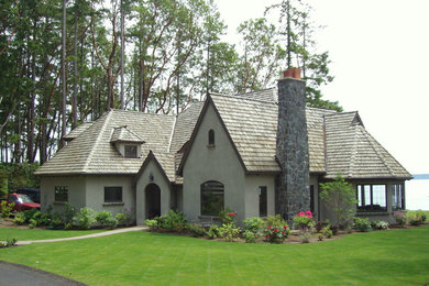Foto de fachada de casa verde tradicional grande de una planta con revestimiento de estuco, tejado a dos aguas y tejado de teja de madera