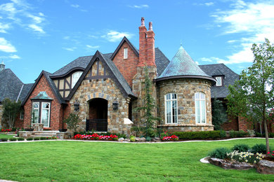 Esempio della facciata di una casa grande beige vittoriana a due piani con rivestimento in pietra