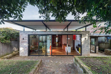 Ispirazione per la facciata di una casa beige contemporanea a un piano con rivestimento in mattoni