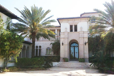 マイアミにある巨大な地中海スタイルのおしゃれな家の外観 (混合材サイディング) の写真