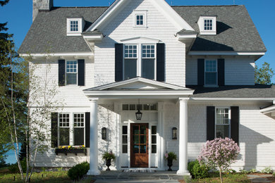 Стильный дизайн: большой, трехэтажный, белый дом в классическом стиле - последний тренд