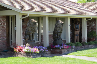 Traditional white one-story brick exterior home idea in Sacramento