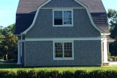 Großes, Zweistöckiges Country Einfamilienhaus mit Vinylfassade, grauer Fassadenfarbe, Satteldach und Schindeldach in New York