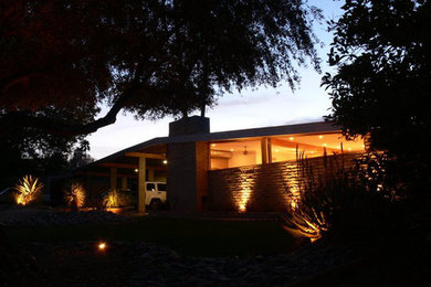 フェニックスにあるミッドセンチュリースタイルのおしゃれな家の外観の写真