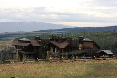 Cette photo montre une façade de maison marron nature de taille moyenne et à un étage avec un revêtement mixte et un toit à deux pans.