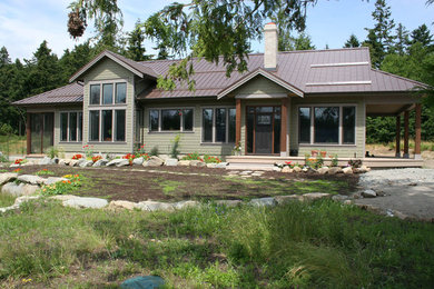 Exemple d'une grande façade de maison verte craftsman de plain-pied avec un revêtement mixte et un toit à deux pans.