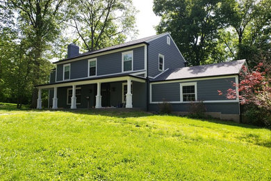 Mittelgroßes, Zweistöckiges Klassisches Einfamilienhaus mit Faserzement-Fassade, grauer Fassadenfarbe, Satteldach und Schindeldach in St. Louis