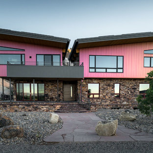 Inspiration för moderna rosa hus, med två våningar, blandad fasad och pulpettak