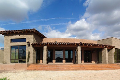 フェニックスにあるコンテンポラリースタイルのおしゃれな家の外観 (レンガサイディング) の写真