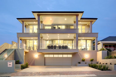 Cette image montre une très grande façade de maison minimaliste de plain-pied.