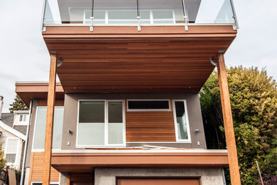 Стильный дизайн: большой, трехэтажный, коричневый дом в стиле лофт с комбинированной облицовкой и плоской крышей - последний тренд