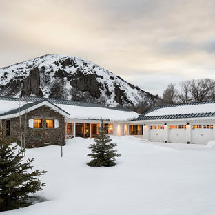Zweistöckiges, Weißes Landhausstil Haus mit Mix-Fassade, Satteldach und Blechdach in Salt Lake City