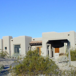 Inspiration för ett mellanstort amerikanskt beige hus, med allt i ett plan, stuckatur och platt tak