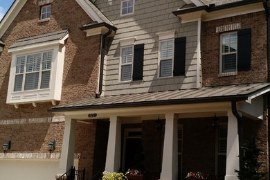 Großes, Zweistöckiges Klassisches Einfamilienhaus mit Mix-Fassade, bunter Fassadenfarbe, Satteldach und Misch-Dachdeckung in Atlanta