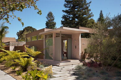 Idee per la facciata di una casa beige contemporanea a un piano di medie dimensioni con rivestimento in cemento e tetto piano