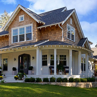 Großes, Zweistöckiges, Braunes Shabby-Look Haus mit Mix-Fassade in Minneapolis