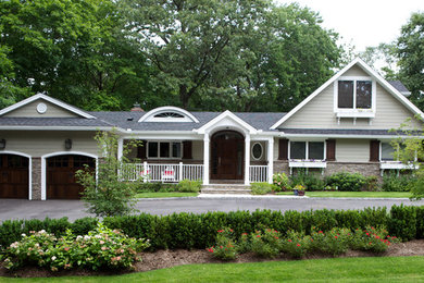 Immagine della villa grande beige american style a due piani con rivestimenti misti, tetto a capanna e copertura a scandole
