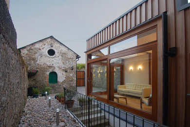 Идея дизайна: одноэтажный, деревянный дом среднего размера в современном стиле с плоской крышей
