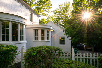 ワシントンD.C.にある中くらいなトラディショナルスタイルのおしゃれな家の外観 (塗装レンガ) の写真