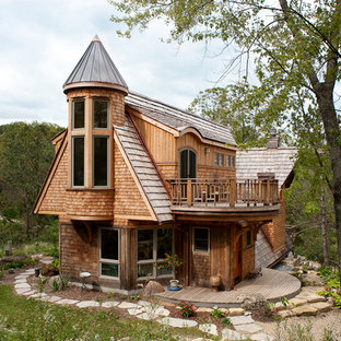 Immagine della villa grande marrone eclettica a tre piani con rivestimento in legno, tetto a capanna, copertura a scandole e tetto marrone