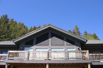 Пример оригинального дизайна: большой, двухэтажный, серый дом в стиле рустика с комбинированной облицовкой