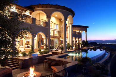 ラスベガスにあるラグジュアリーな巨大な地中海スタイルのおしゃれな家の外観 (混合材サイディング) の写真