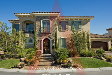 ラスベガスにあるラグジュアリーな巨大な地中海スタイルのおしゃれな家の外観の写真