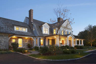 Ejemplo de fachada de casa gris tradicional extra grande de dos plantas con revestimientos combinados, tejado a doble faldón y tejado de teja de madera