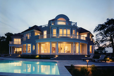 Идея дизайна: двухэтажный, деревянный, серый дом в классическом стиле с вальмовой крышей