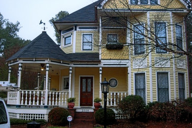 Immagine della facciata di una casa grande gialla a tre piani