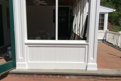 Ejemplo de fachada blanca clásica de tamaño medio de dos plantas con revestimiento de vinilo y tejado a la holandesa